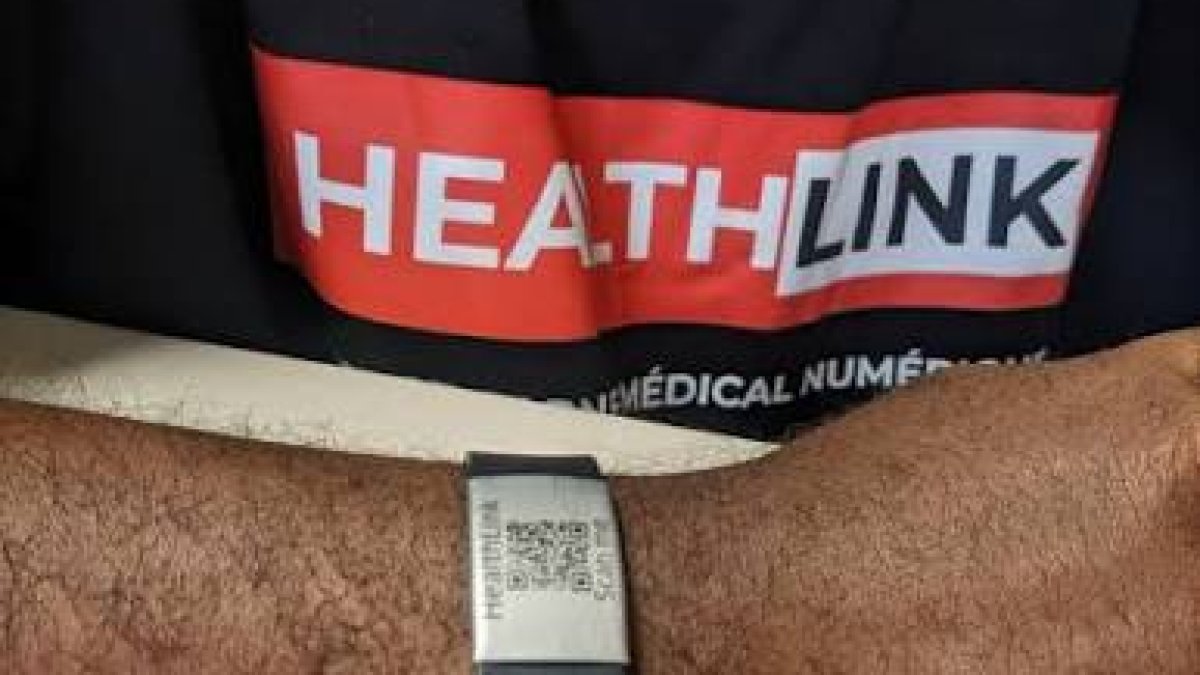 Santé — Un jeune de Goma innove avec un bracelet médical intelligent